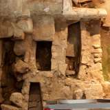 Gli scavi sotterranei, testimoni della �vita� di quest�area in epoca pre-normanna: infatti sotto al castello si trovano i resti di una preesistente citt� bizantina completa di cappella dedicata a Sant�Apollinare